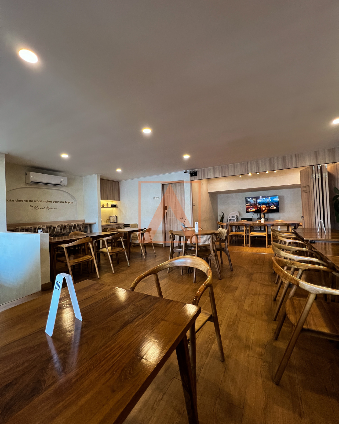 Bread Mama Café — Indoor Dining